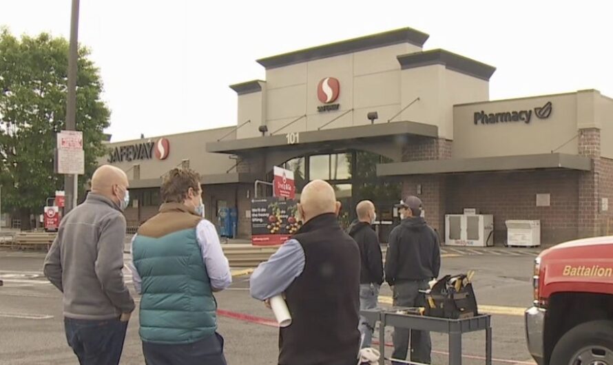 Safeway商店的屋顶倒塌