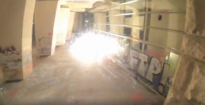 波特兰又暴动！示威者火攻法院，联邦警察出动！