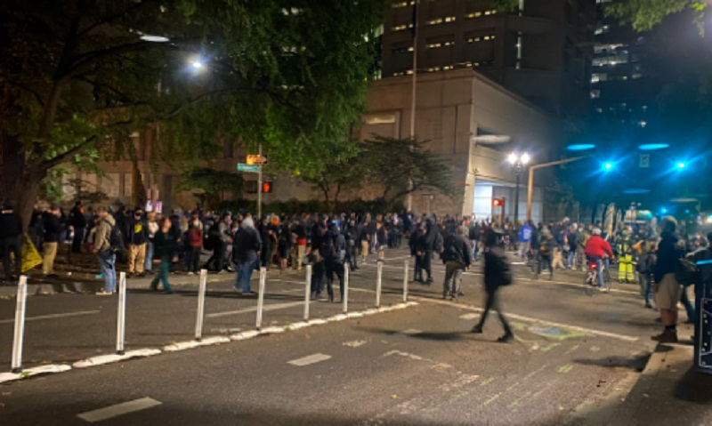 现在！BLM暴力抗议在波特兰市中心上演中！