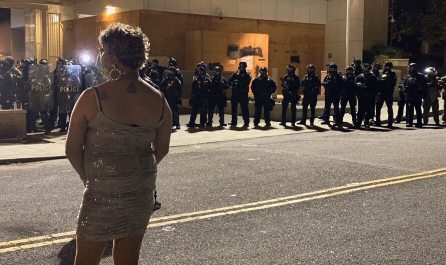 即时！BLM抗议者在移民局大楼与联邦警察干仗！