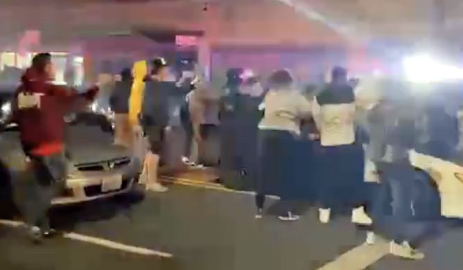 华盛顿州塔科马警察开车撞向”抗议者“！