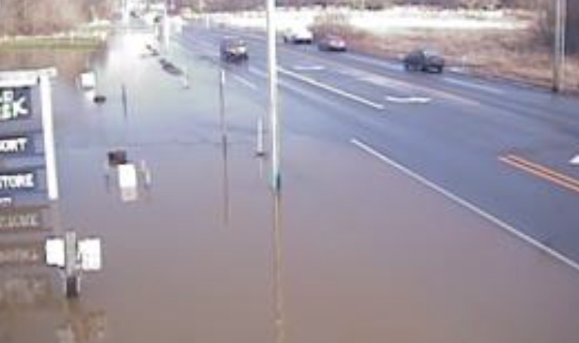 狂风暴雨导致大停电、山体滑坡、高速关闭