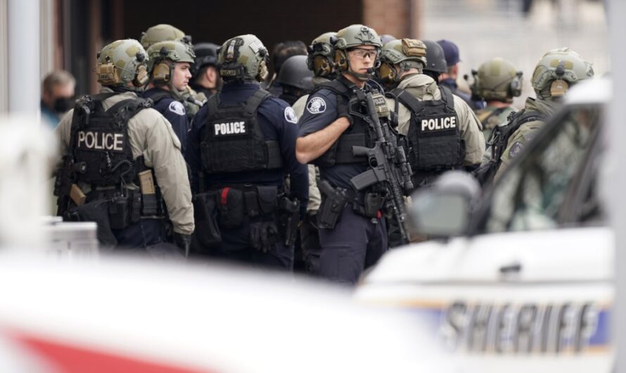 又一枪击惨案，至少10人死亡，包括1名警察!