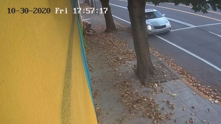 警方发布55岁男人被袭击视频，求线索破案