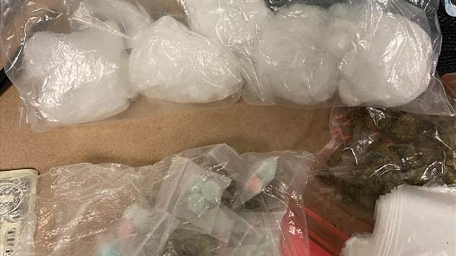 四名毒贩在街头玩骰子游戏时被捕