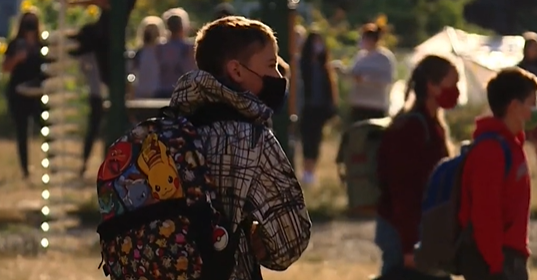 新冠激增之际，5万波特兰学生返回学校上课