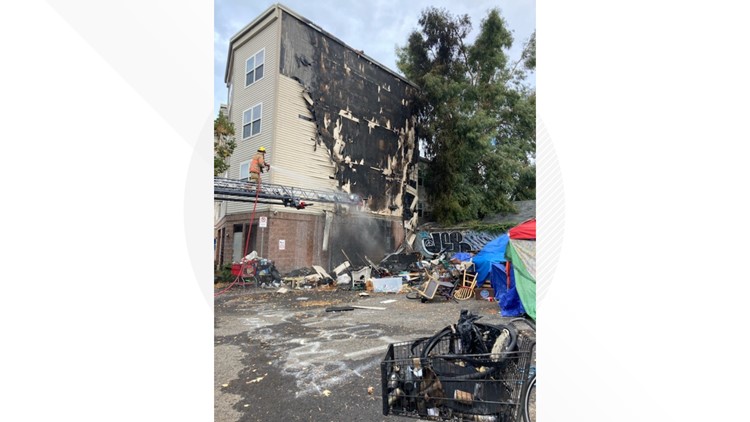 无家可归者帐篷着火，烧到居民公寓楼！