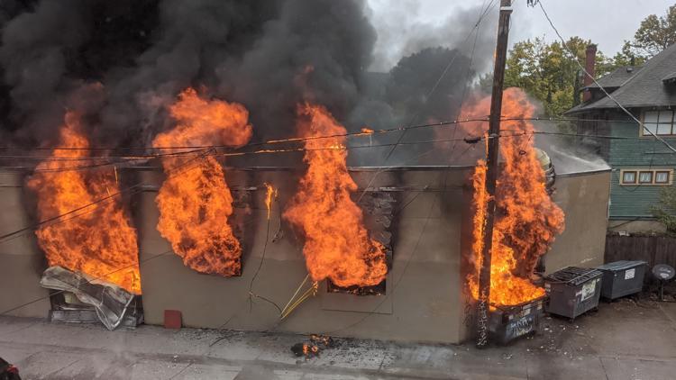 波特兰东南区重大商业火灾，一消防员受伤