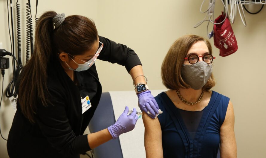 今天！俄勒冈州州长连打两针疫苗！