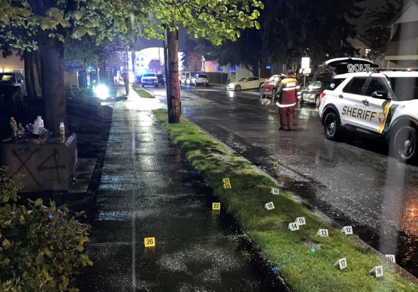 汽车，房屋被无数子弹击中，1人被捕多人在逃