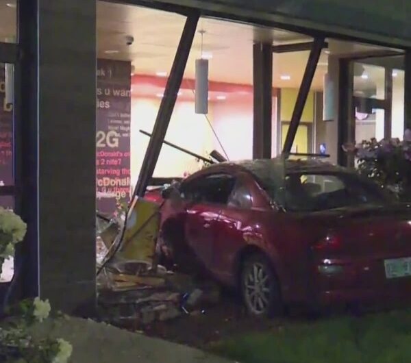 司机撞上麦当劳后逃离