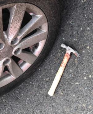 男子被锤子倒在血泊中