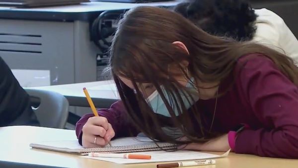 新冠疫情在学校中爆发，卫生局警告可能又要上网课！