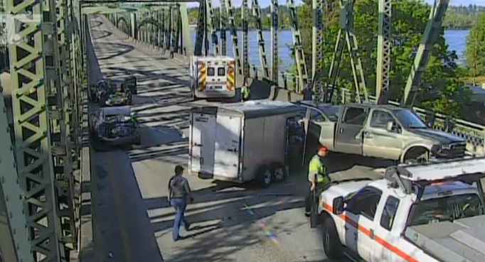 满载枪支弹药的皮卡被盗，在州际大桥撞停