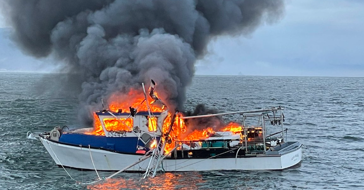 一艘渔船在俄勒冈州海岸起火