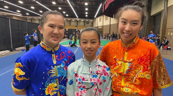 三名小姐姐将参加武术比赛，我们都来加油！