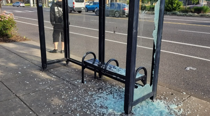 波特兰严重恶化：公交车候车亭遭到大规模破坏！