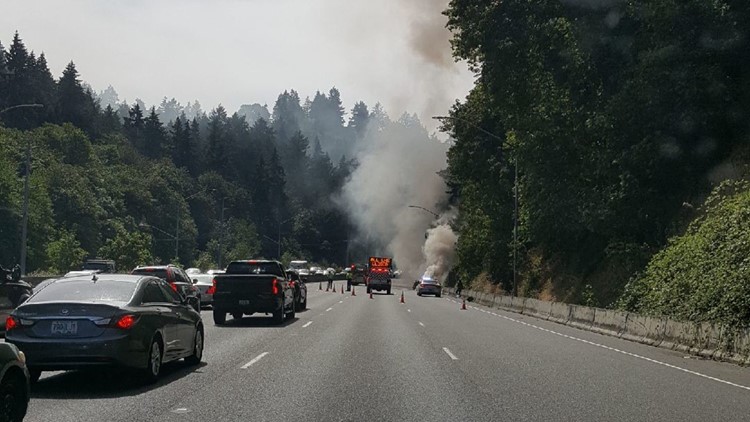 星期日，26号公路西行车道封路数小时
