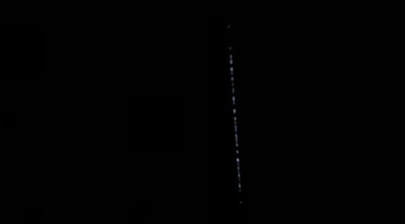不是流星，不是外星人入侵，是马斯克在发射星链卫星