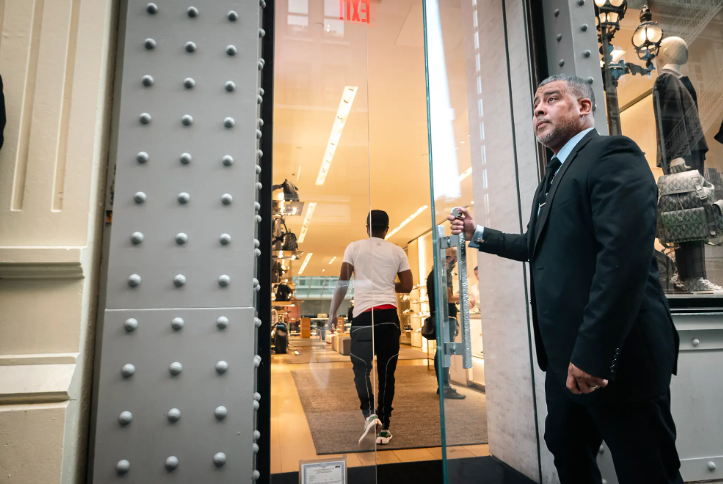 美国高档商店躺平：来吧，看上什么随便抢！