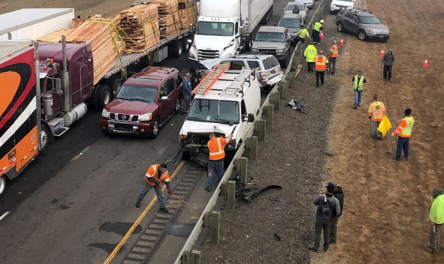 特大！俄勒冈州60辆车连环相撞，一死！