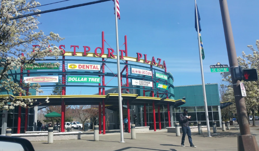 82街 Eastport Plaza 一男子手持两把刀威胁保安