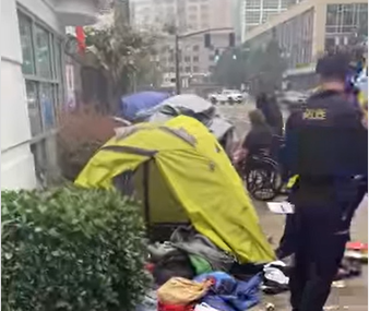 旧城区唐人街，强奸重罪犯帐篷中搜出三支枪