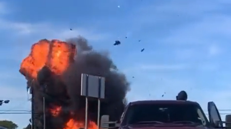 德州航展，两飞机相撞爆炸成火球