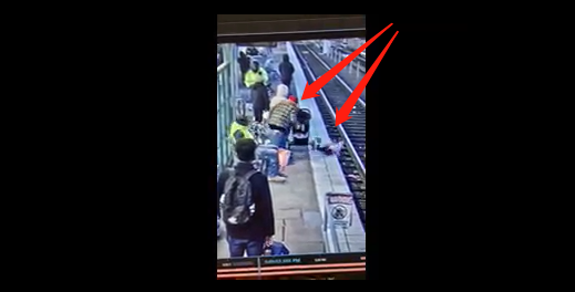 妇女将3岁儿童推入波特兰MAX轻轨轨道！