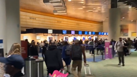 阿拉斯加航空公司取消从 PDX 机场起飞的所有航班