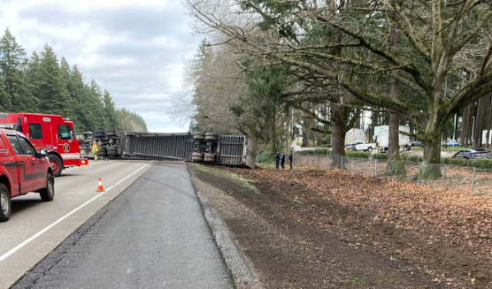 卡车翻倒，5号公路交通中断