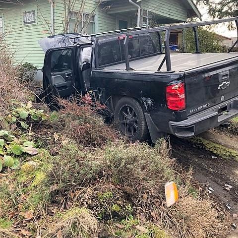 真的很“狼死”！波村偷车贼想压死警察！