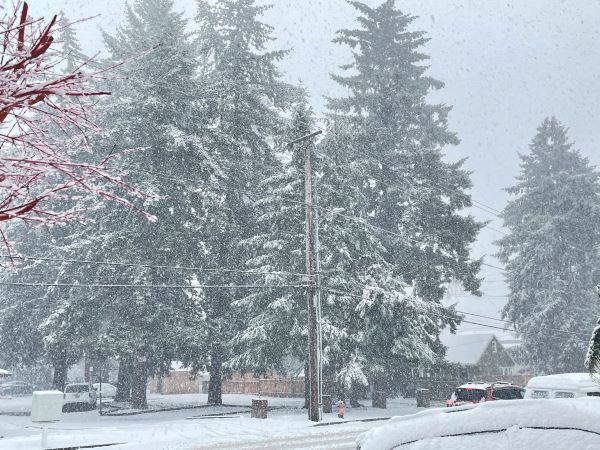 俄勒冈州和华盛顿州遭遇强降雪和大风，冬季风暴警告生效