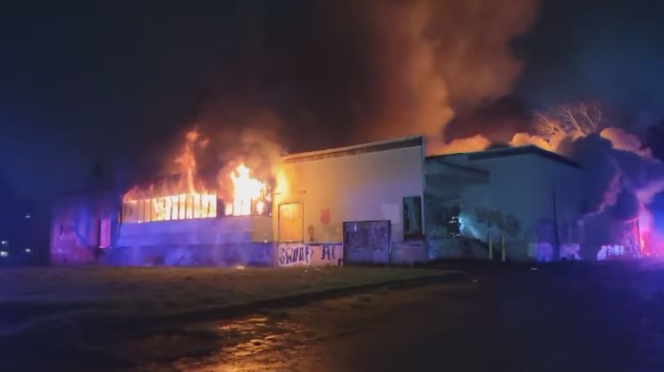 流浪汉将波特兰整幢旅馆烧为平地！