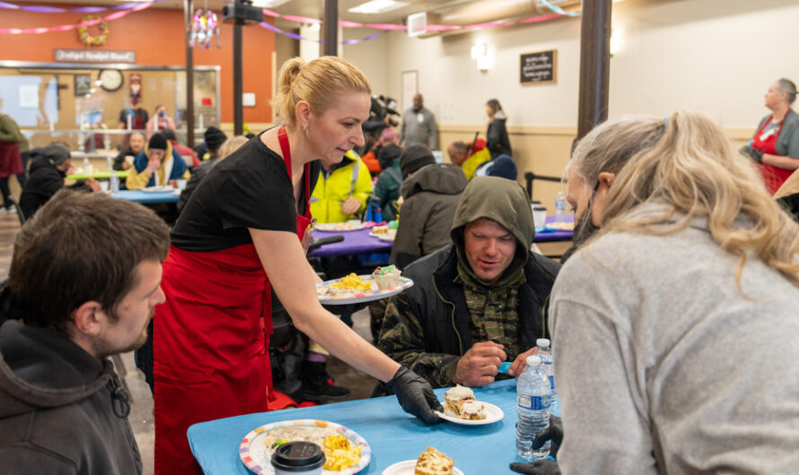 复活节，Union Gospel Mission提供了900份免费餐