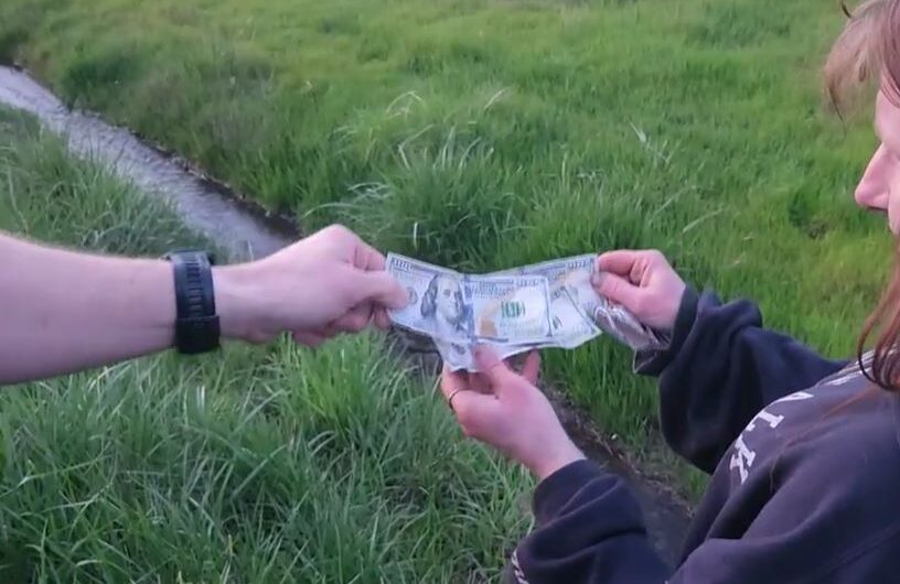 有人在5号公路上撒了20万现金，很多人拾到钱