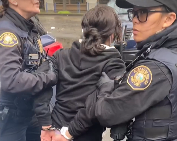 79岁老人在旧城区无端被推倒在地！