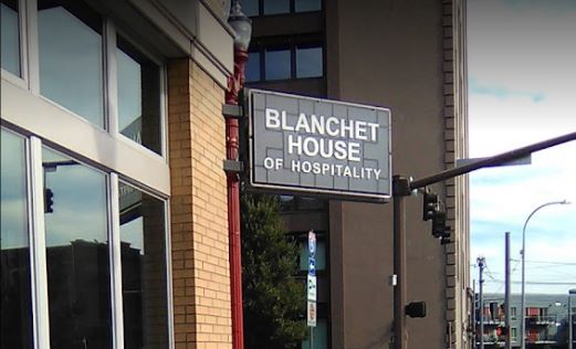 热爆了！非营利性组织向无家可归者派发水瓶