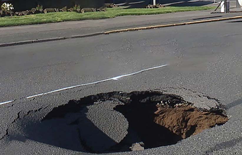 波特兰东南Yamhill突现3米深天坑，封路