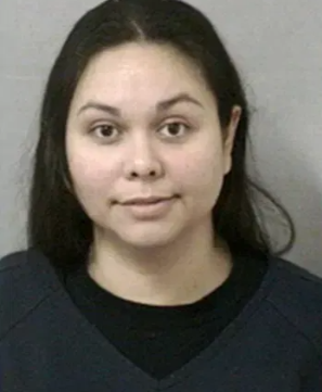 将她两个孩子从桥上扔下的妇女死于惩教所