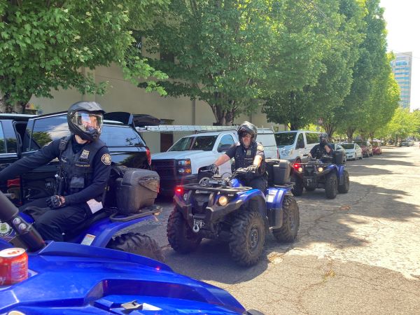 皮卡冲撞花车游行人群，波特兰警察经典执法！