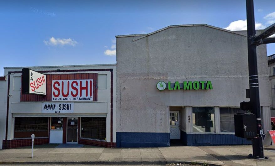 大麻王对亚裔餐馆老板说：F**k你，给我钱，混蛋！