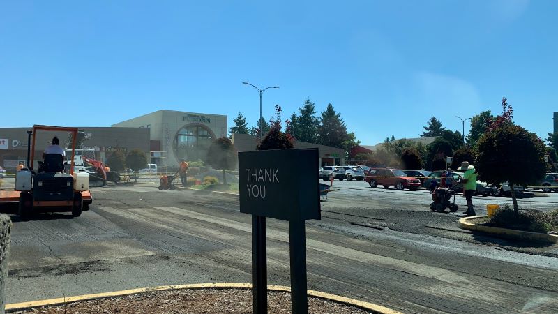 富康超市大工程施工，车辆进出要特别小心