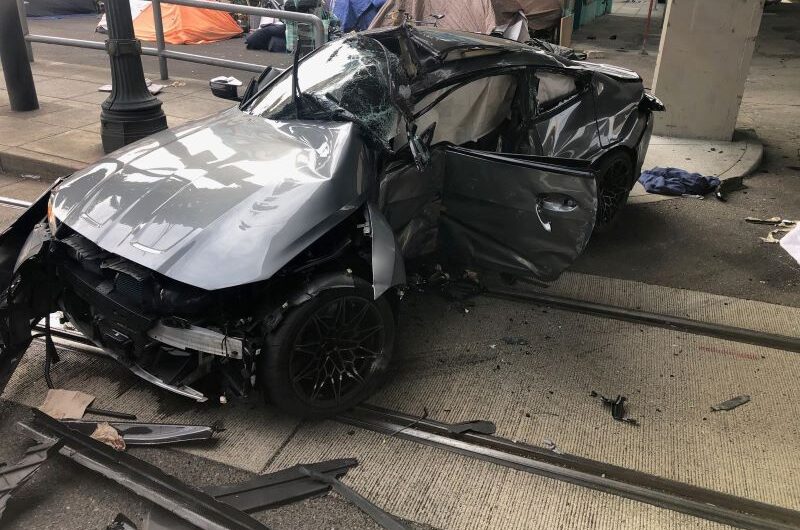 汽车撞上波特兰桥墩，桥底下住着流浪汉