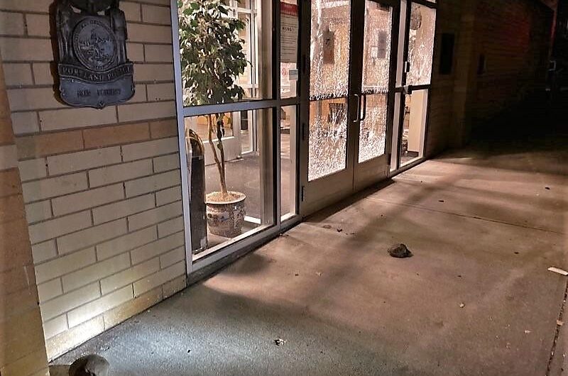 波特兰警察局被爆玻璃，一人被捕！