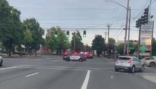 波特兰Powell 92街警察撞车，四人受伤！