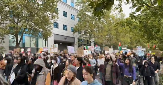 俄勒冈州波特兰抗议者紧急集合，媒体沉默