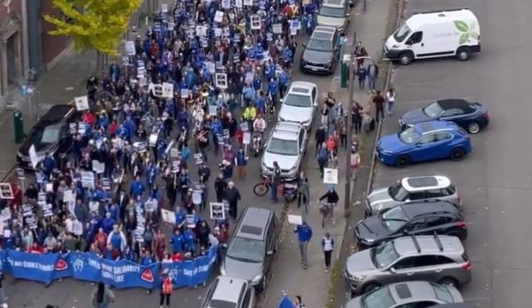 波特兰教师罢工周末继续谈判，已被政客利用