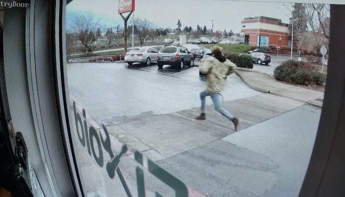 妇女说，被警察击毙的男子是她儿子