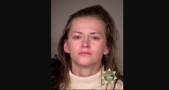 厉害过电影，波特兰年轻女子拆掉厕所天花板逃跑！